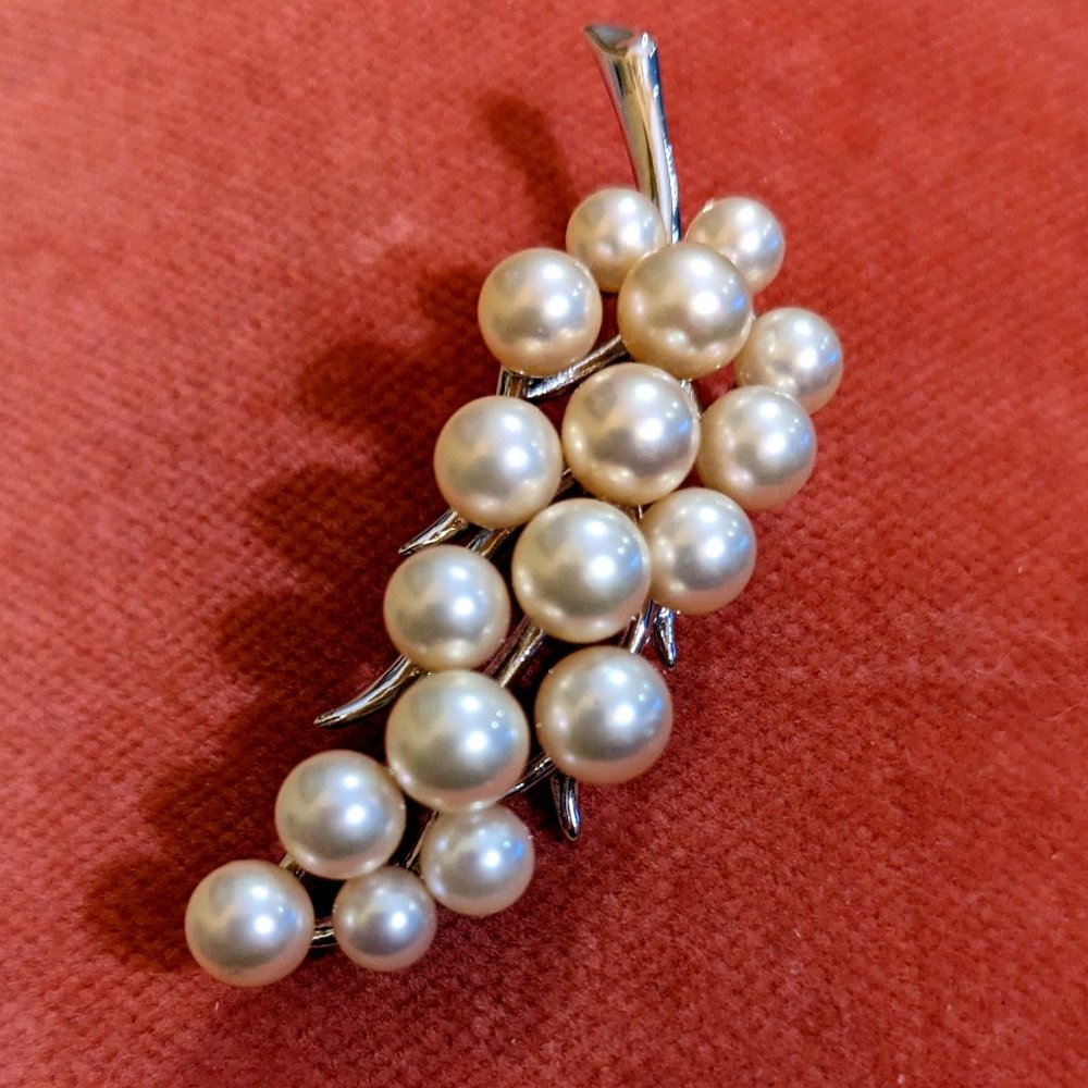 VINTAGE SILVER AND PEARLBROOCH